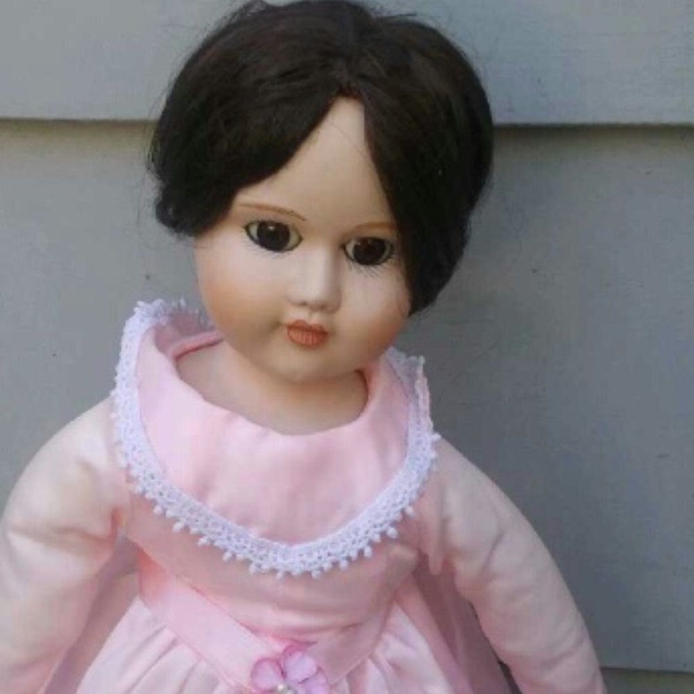 Antique porcelain doll with stand. Still has original tag - Anna's Dolls 1982. - Picture 2 of 4